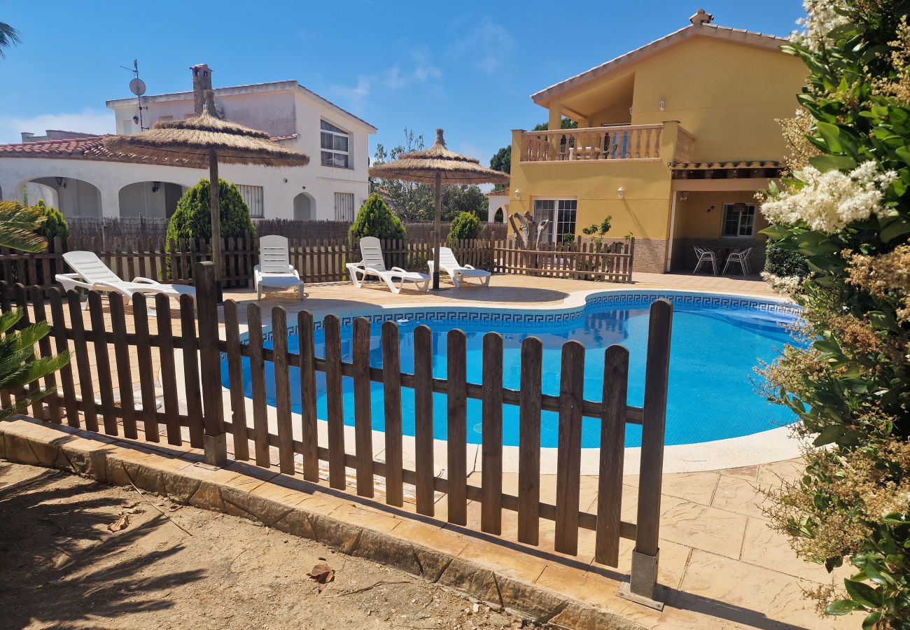 View across the large private swimming pool and lounge area towards the holiday home Eva.
