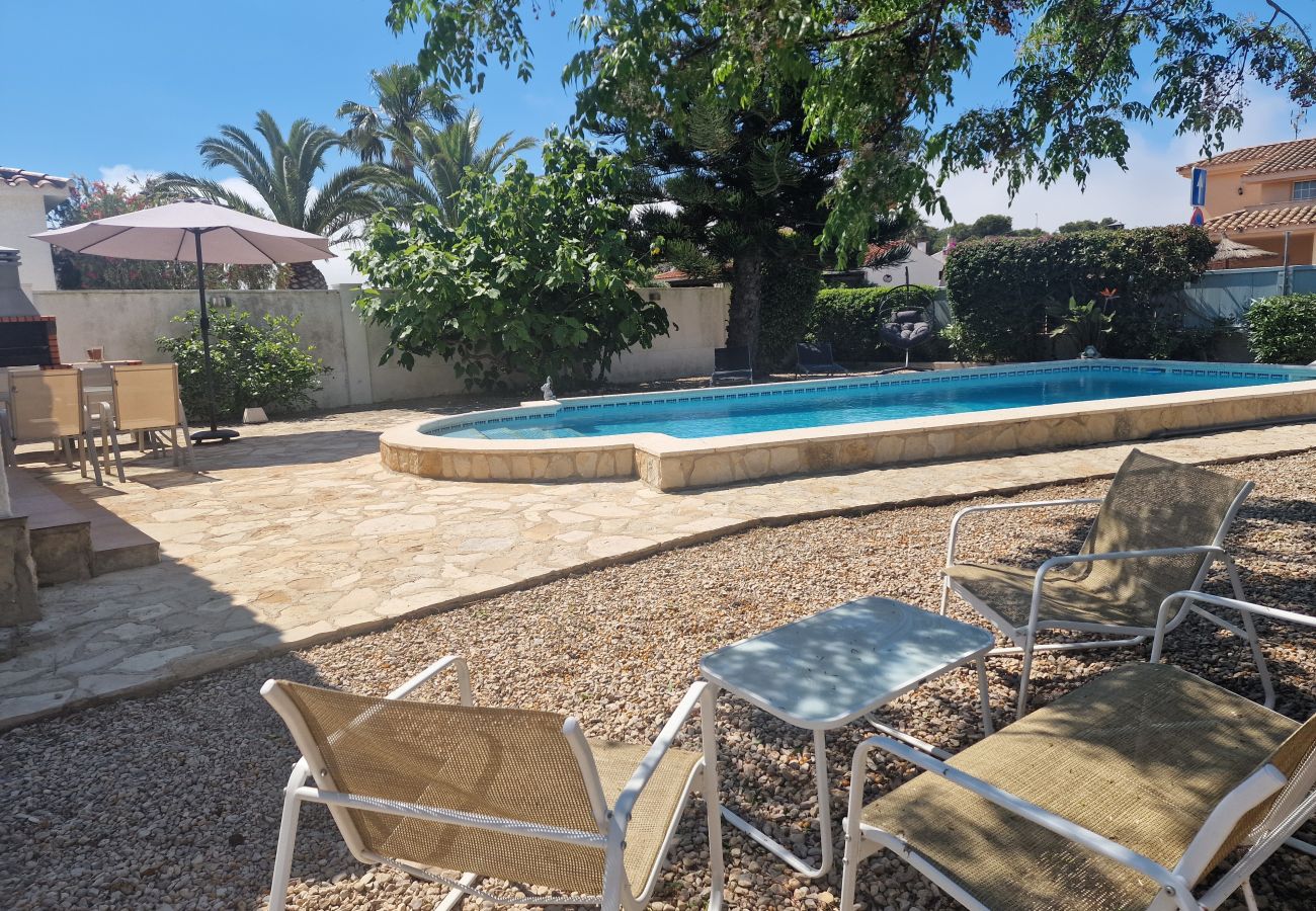 Acogedora zona chill-out junto a la piscina privada con vistas al jardín totalmente vallado y seguro de Casa Cologne.