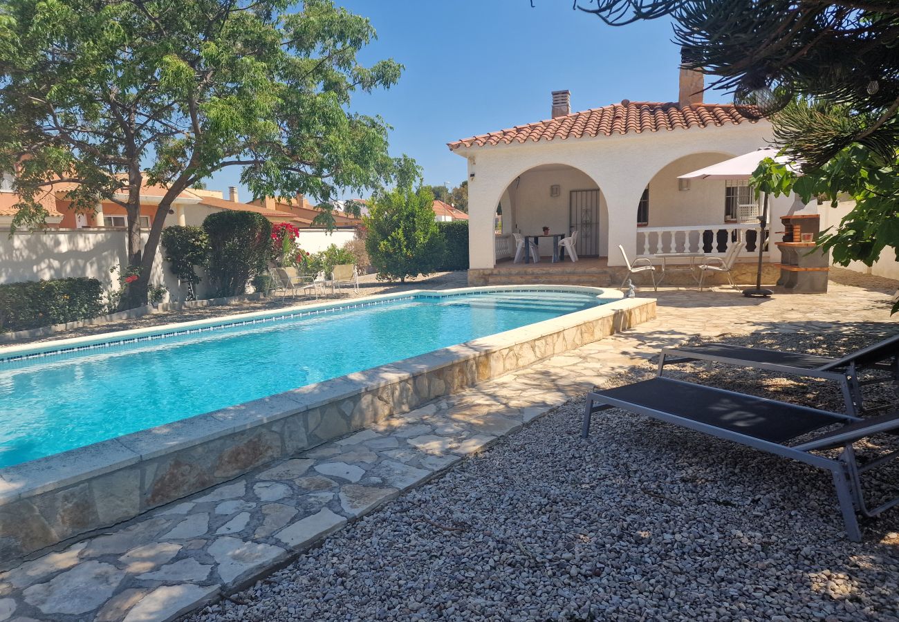 Vista de la piscina de 8x4m y 1,90m de profundidad hacia la terraza y fachada de Casa Cologne.