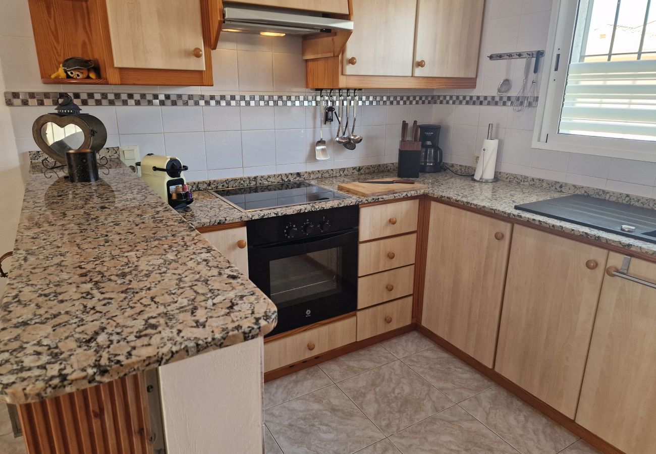 Vistas de la cocina moderna de la casa Cologne con una cómoda barra americana.