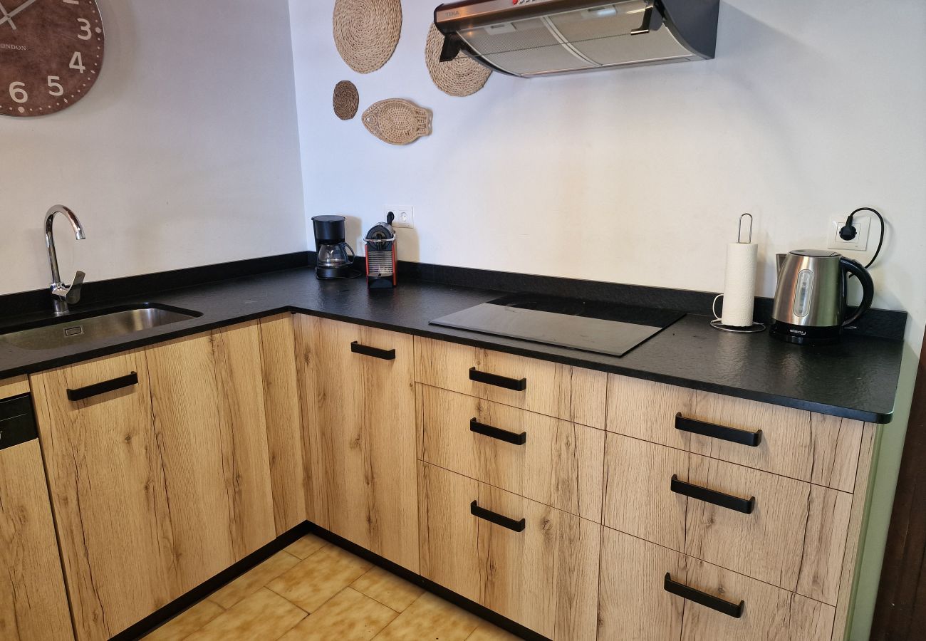Primer plano de una cocina moderna con una placa vitrocerámica integrada en una encimera de alta calidad.