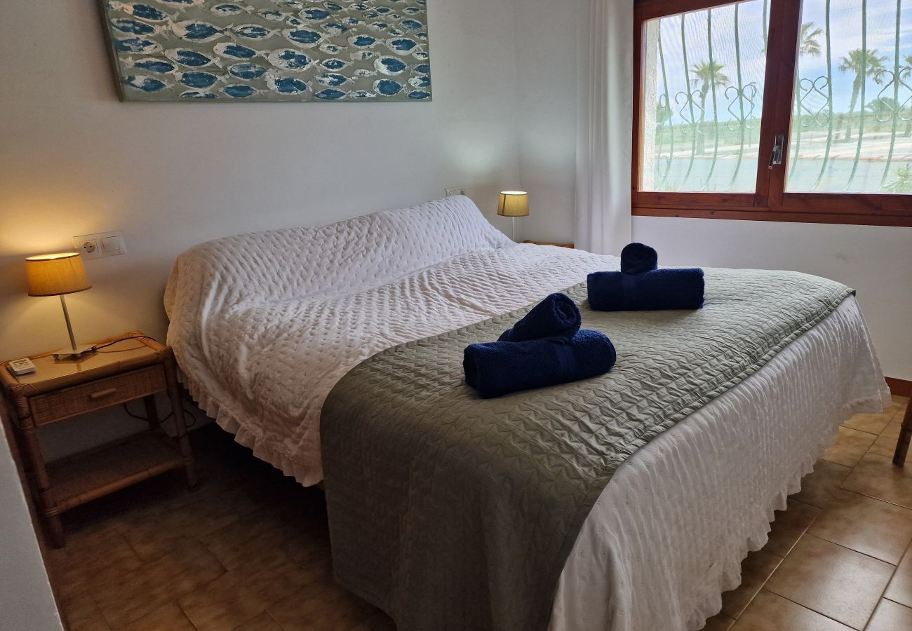 Dormitorio acogedor con una cama doble francesa grande y ropa de cama elegante.