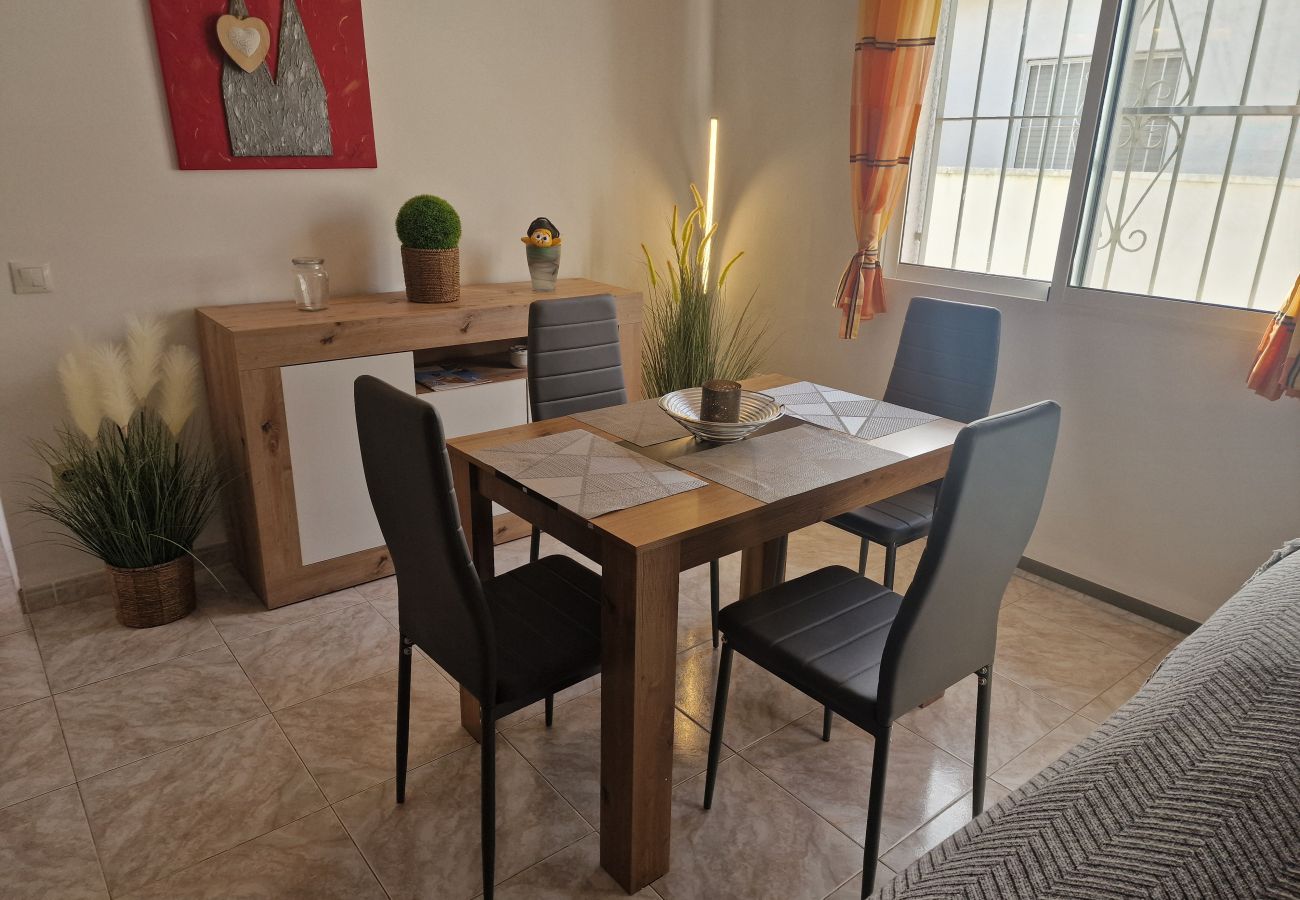 Le coin repas de la maison Cologne avec un buffet moderne offrant des rangements pratiques.