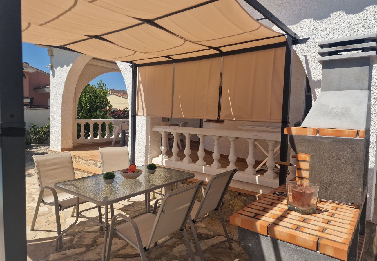La deuxième terrasse couverte près du barbecue avec un salon de jardin moderne à la maison Cologne.