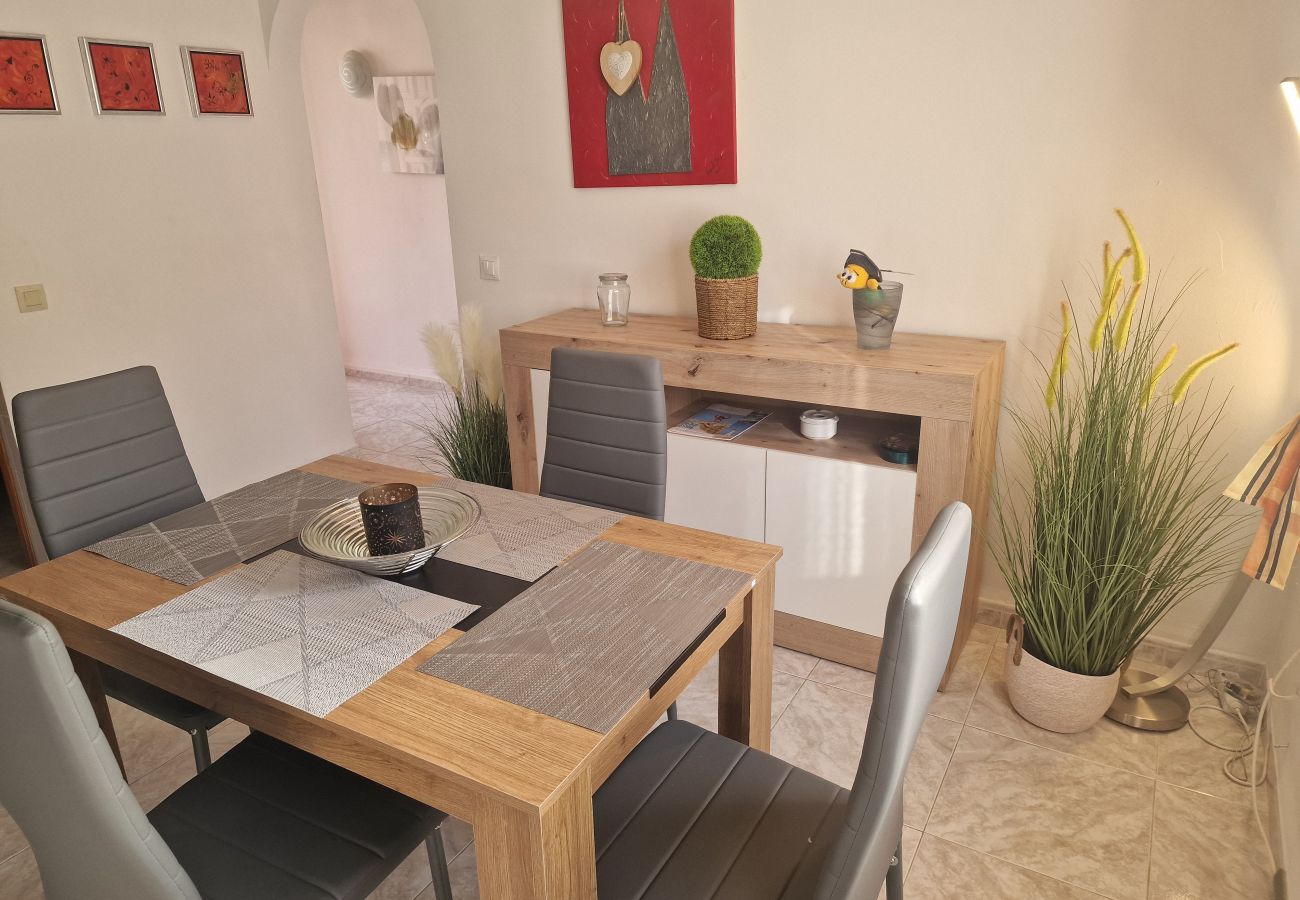 Le coin repas lumineux et chaleureux pour les repas en famille à la maison Cologne.