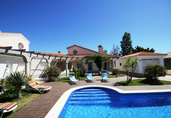 Maison à Riumar - Four Seasons (10PAX) Maison à Riumar - Four Seasons (10PAX)