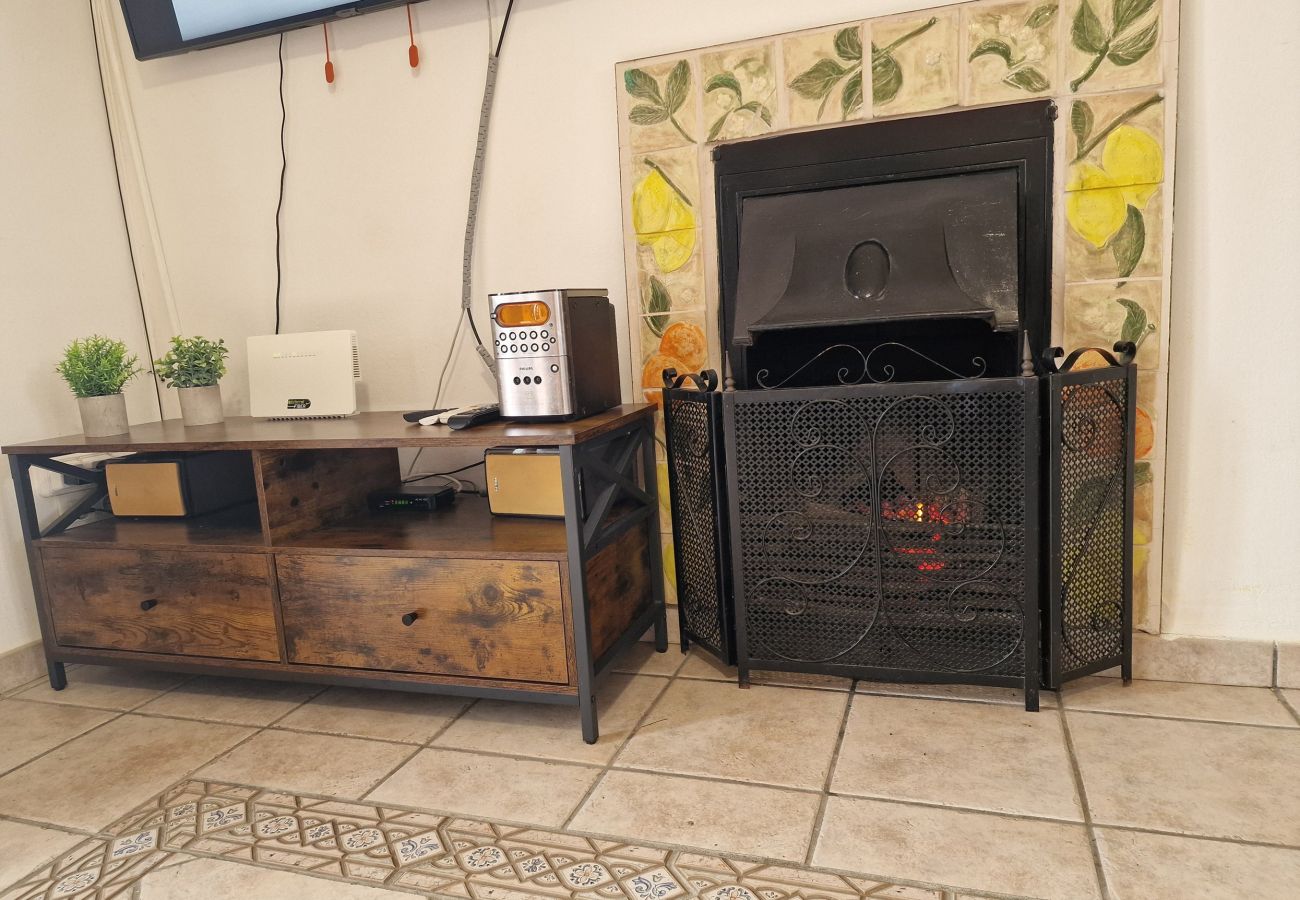 Salon confortable avec cheminée dans la maison Noella.jpg