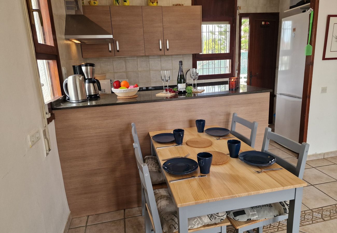 belle salle à manger avec cheminée dans la maison Noella.jpg