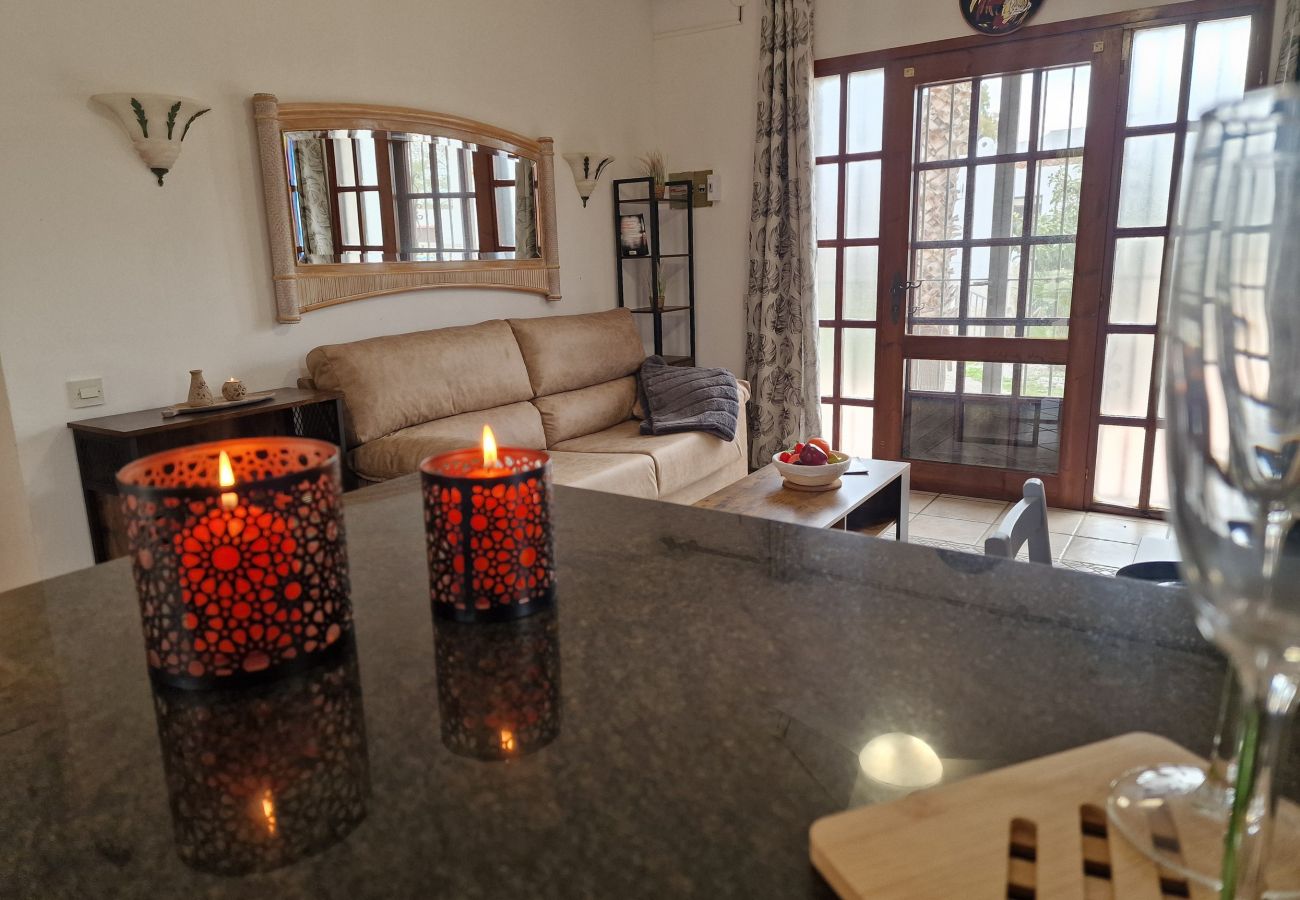 Salon confortable avec cheminée dans la maison Noella