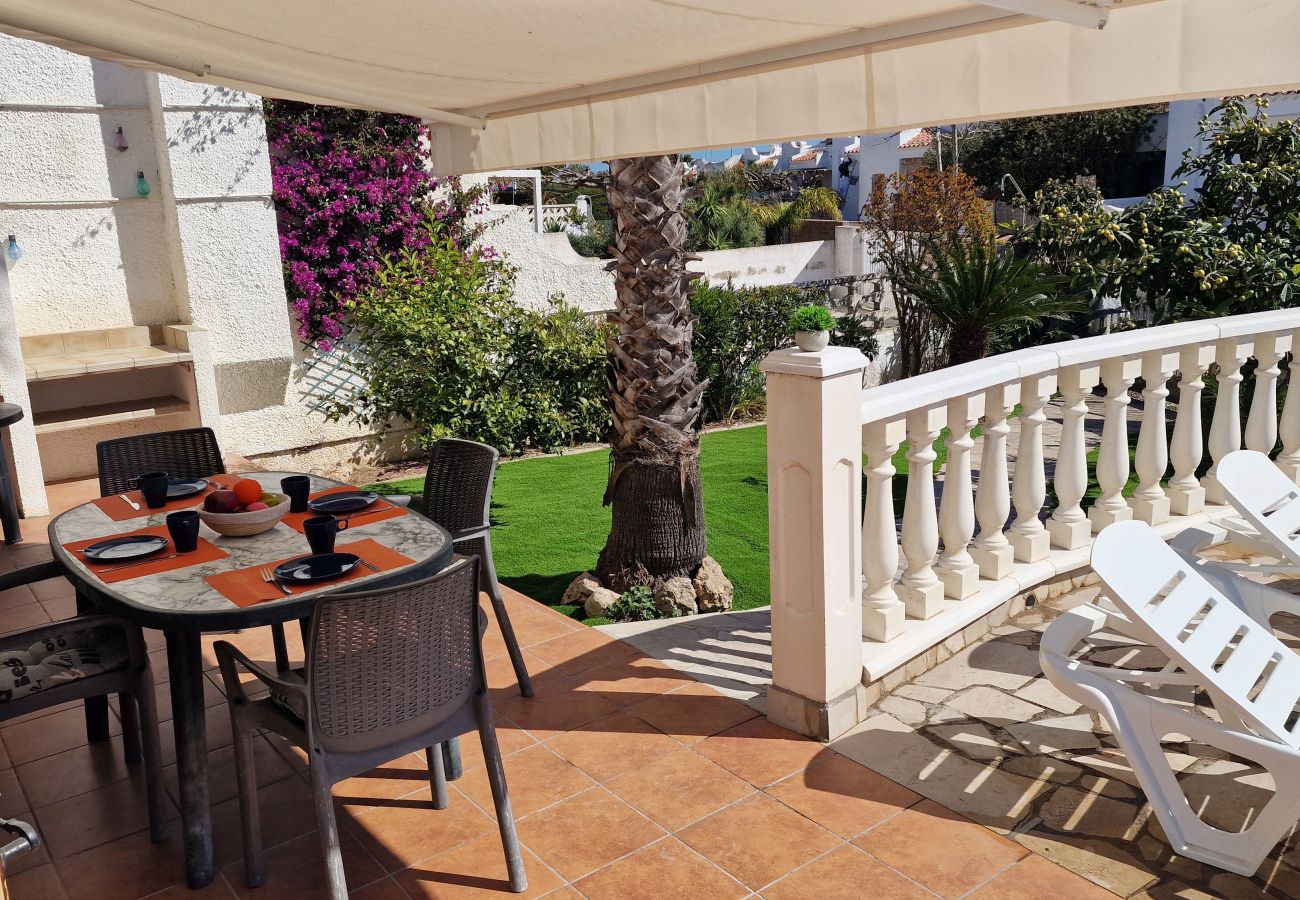 „Terrasse accueillante avec store et espace barbecue.“