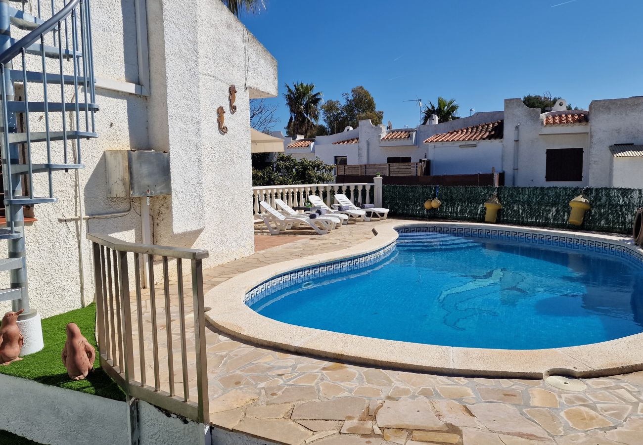 „Piscine avec escalier de toit et espace détente.“