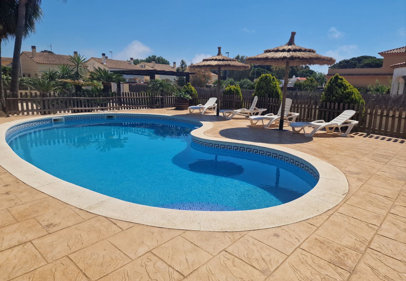 Großer Pool und sichere Liegefläche im komplett eingezäunten Garten von Haus Eva – ideal für Hunde.