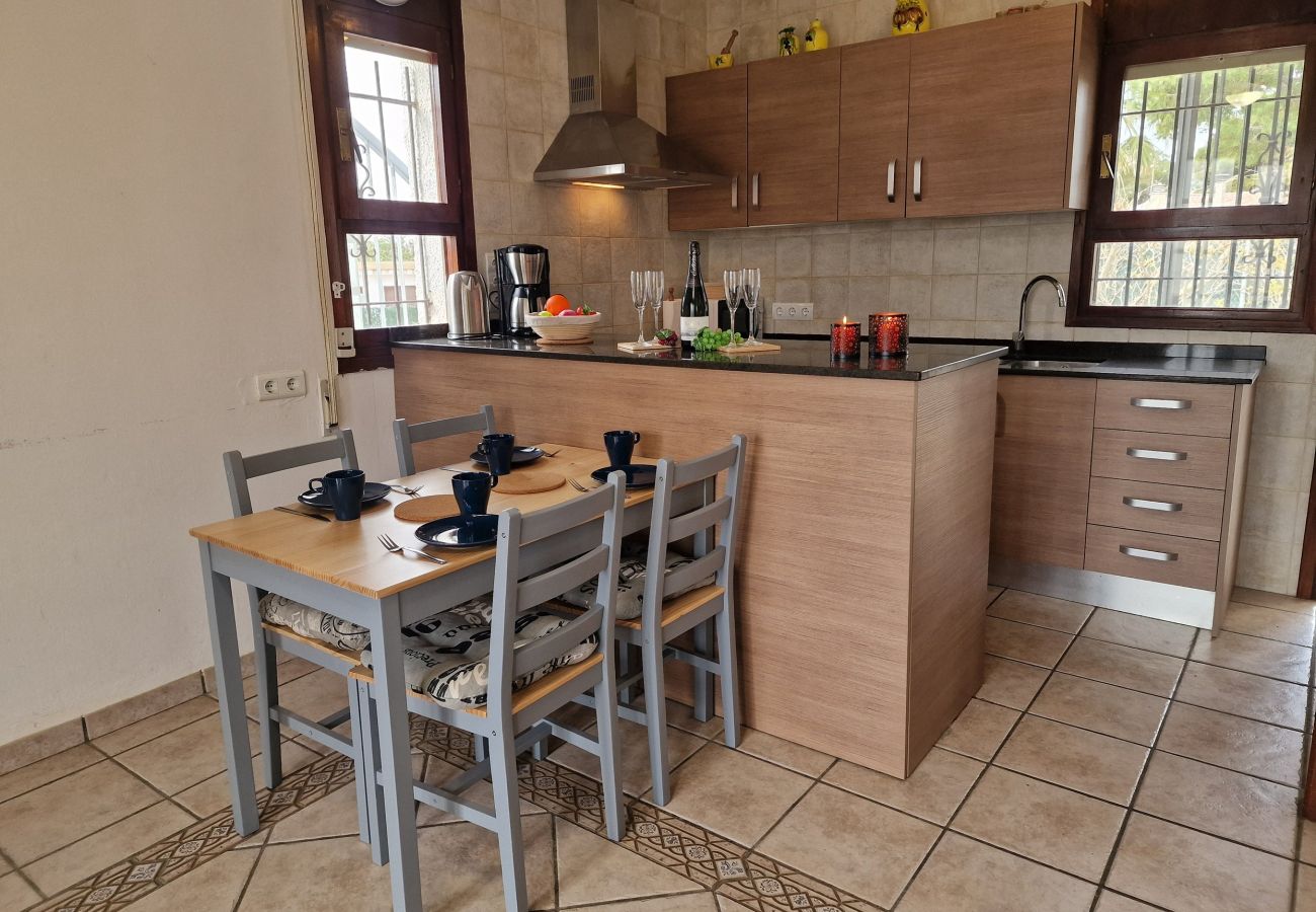 schoenes Esszimmer mit Kamin im Haus Noella.jpg