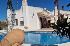 „Vista de la piscina hacia Casa Noella con toldo.“